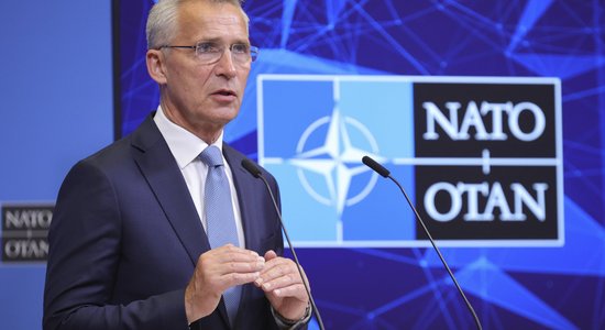 NATO jāgatavo sava militārā rūpniecība iespējamai ilgai konfrontācijai ar Krieviju, norāda Stoltenbergs