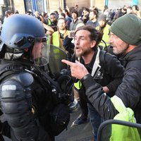 Francijā 16. sestdienu notiek 'dzelteno vestu' protesti