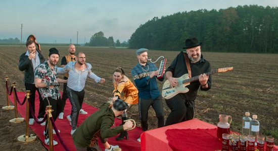 Noskaties! 'Very Cool People' piedāvā jestru Vecgada svinību dziesmu