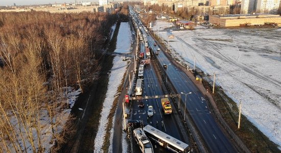 ФОТО, ВИДЕО: В Риге столкнулись семь автомобилей, троллейбус и автобус