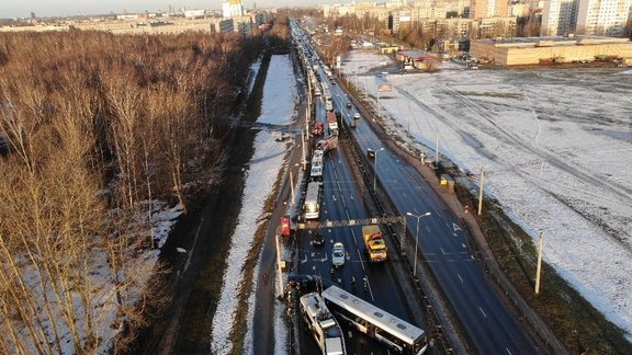 Ceļu satiksmes negadījumā Rīgā saskrējušās septiņas automašīnas, autobuss un trolejbuss - 1