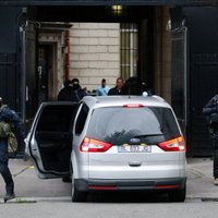 Briselē atlikta galvenā Parīzes teroraktu aizdomās turamā tiesas sēde