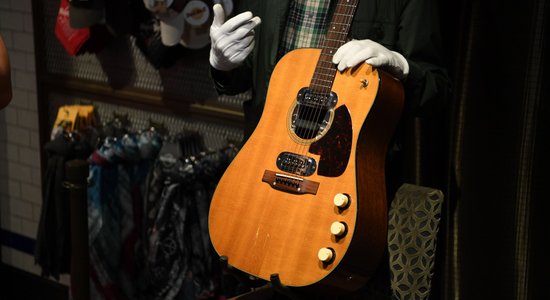 Kurta Kobeina ģitāra pārdota izsolē par vairāk nekā sešiem miljoniem dolāru