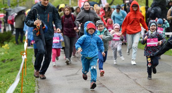 Foto: Ar bērnu un ģimeņu skrējienu sākas 'Rimi' Rīgas maratons