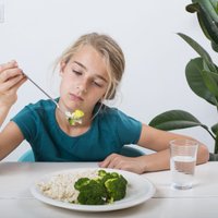 Labāk ieēst nedaudz, nekā neēst nemaz – uztura ieteikumi jauniešiem