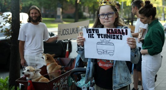 Foto: Piketē par sabiedriskā transporta joslas ieviešanu Valdemāra ielā