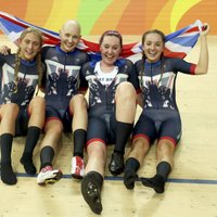 Lielbritānijas treka riteņbraucējas ar pasaules rekordu triumfē komandu iedzīšanā