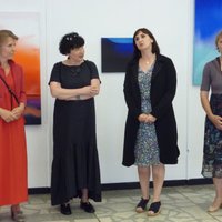 Foto: Viļņā atklāta trīs Latvijas mākslinieču izstāde 'Kluso sajūtu kods'