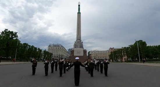 Bruņotie spēki pie Brīvības pieminekļa piedalās zibakcijā – 'Latvijas himnai – 100'