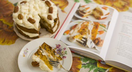 Recepte no grāmatas: gardā burkānu torte ar krēmsieru