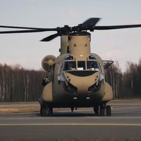 Video: Lielvārdē ierodas milzu helikopteri 'Chinook'