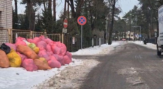 За несколько часов были собраны выброшенные возле Юрмальской больницы медицинские отходы (ОБНОВЛЕНО)