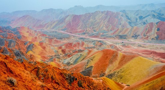 Dabas fenomens Ķīnā – krāsainā kalnu ieleja 'Zhangye Danxia' dabas parkā