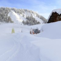 Stipras snigšanas dēļ Alpos izsludināts augstākās pakāpes brīdinājums