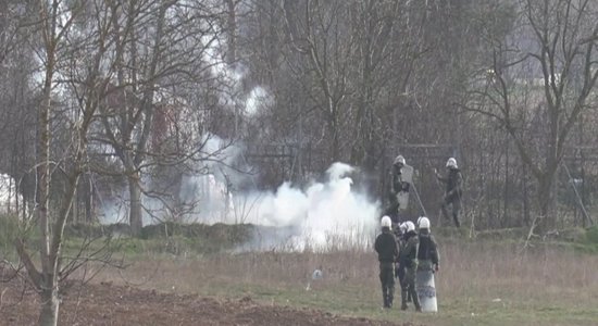 Grieķijas policisti bēgļus uz robežas attur ar asaru gāzi un ūdens lielgabaliem