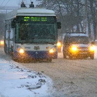 Pirmdienas rītā autobusi un trolejbusi Rīgā kavē līdz pat pusstundai
