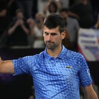 Džokovičs negaidīti viegli sasniedz 'Australian Open' ceturtdaļfinālu