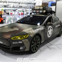 Elektromobilis 'Tesla' militārā ietērpā