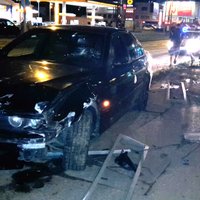ФОТО: Ночью возле т/ц Dole водитель BMW протаранил трамвайную остановку