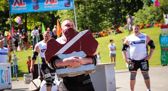 Foto: Latvijas spēka vīri Preiļos un Daugavpilī sacenšas komandu sacensībās