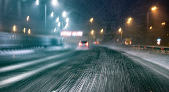 Bullēnu ielā Rīgā nolūzuša koka dēļ traucētā 36. maršruta autobusa kustība atjaunota