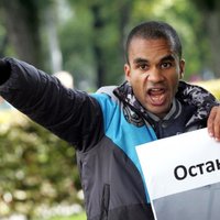 Петербург: нацболы напали на консульство Латвии с требованием освободить Айо Бенеса
