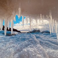 Zvejniekciema jūrmala pārsteidz ar dabas veidotiem ledus un sniega rotājumiem