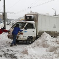 Video: Maskavā cīnās ar sniega kupenām