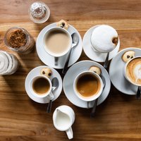 Cik daudz kofeīna ir Latvijā populāru zīmolu kafijās?