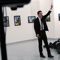 СМИ: убийца выпустил в российского посла в Турции девять пуль