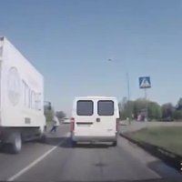 Video: Klaipēdā sieviete par mata tiesu izvairās no pakļūšanas zem kravas auto