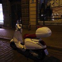 Читатель: оставил скутер в Старой Риге на 10 минут - плати 53 евро