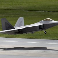 ASV varētu Eiropā izvietot modernos iznīcinātājus F-22