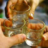 40% alkoholisko dzērienu cenas nākamgad pieaugs par vismaz 1,10 eiro
