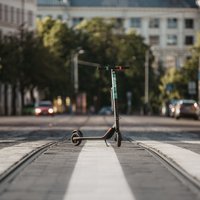 Foto: Arī 'Bolt' ienāk Rīgas elektrisko skrejriteņu tirgū