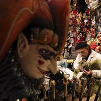 Foto: Kā ļaudis maskojas un līksmojas krāšņajā Venēcijas karnevālā