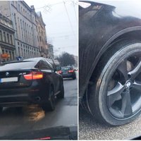Foto: Rīgā novērots 'BMW X6' ar 'plikām' vasaras riepām
