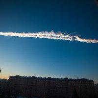 Krievijā Urālu apgabalā nokritis meteorīts; cietuši gandrīz 1000 cilvēku (plkst. 15:55)