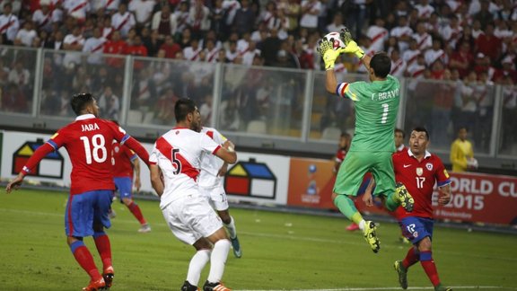 Chile s goalie Claudio Bravo 