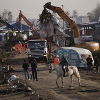 Foto: Francūži nojauc migrantu pamestos un daļēji nodedzinātos 'džungļus'