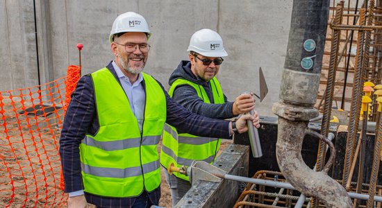 Foto: 'Mūku salā' topošās daudzstāvu autostāvvietas pamatos iemūrēta kapsula