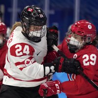 'Pekina 2022': Kanādas un KOK hokejistes aizvada absurdu spēli maskās