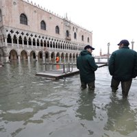 Центр Венеции ушел на метр под воду