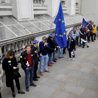 'Brexit' protestētāji izveido cilvēku ķēdi pie Lielbritānijas premjeres biroja