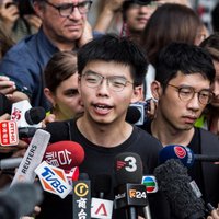 Protesti Honkongā: Atbrīvotais aktīvists pieprasa līderes atkāpšanos