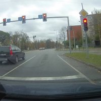 Video: Jelgavā auto aizbrauc pie sarkanās gaismas