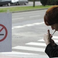 Smēķētājiem jauns likums: sargās bērnus un ierobežos arī elektroniskās cigaretes