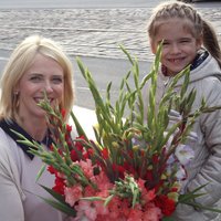 Foto: Ziedi, divreiz lielāki par pašu – 1. septembra kņada Rīgā