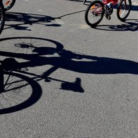 Beļģijas transporta ministram nepiemērotā brīdī nozog velosipēdu