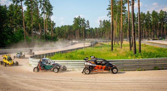 Latvijas rallijkrosa sezonas ievadā dalībnieki sarūpē spraigas cīņas katrā Biķernieku trases līkumā